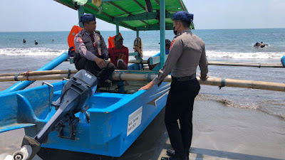 Sambil Patroli, Ditpamobvit Polda Banten Himbau Prokes di Pantai Anyer