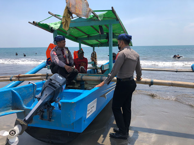 Sambil Patroli, Ditpamobvit Polda Banten Himbau Prokes di Pantai Anyer