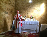 Mgr Williamson dans une chapelle de fortune