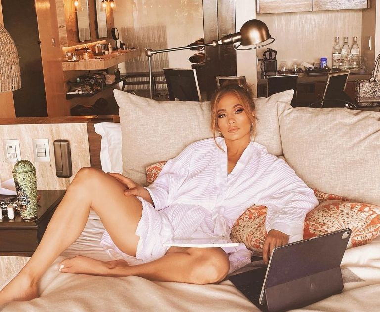 JLo sorprendió a sus fans con una FOTO en su cama y en bata