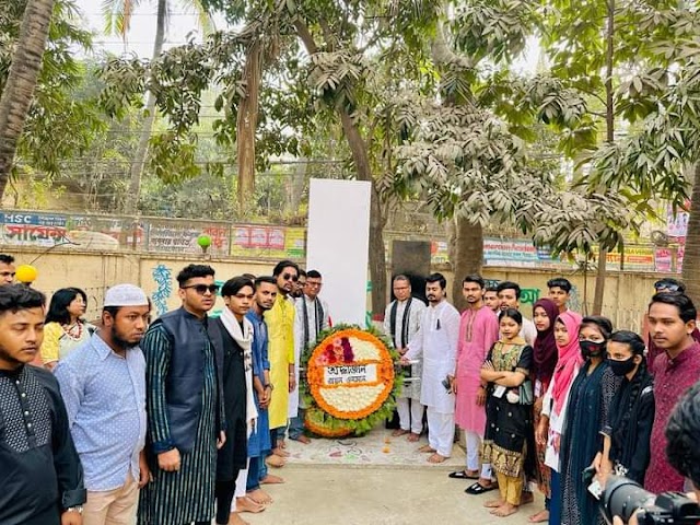 অয়ন ওসমানের পক্ষ থেকে তোলারাম কলেজে শহীদ মিনার বেদীতে ফুল দিয়ে গভীর শ্রদ্ধা জানিয়েছে শিক্ষার্থীরা