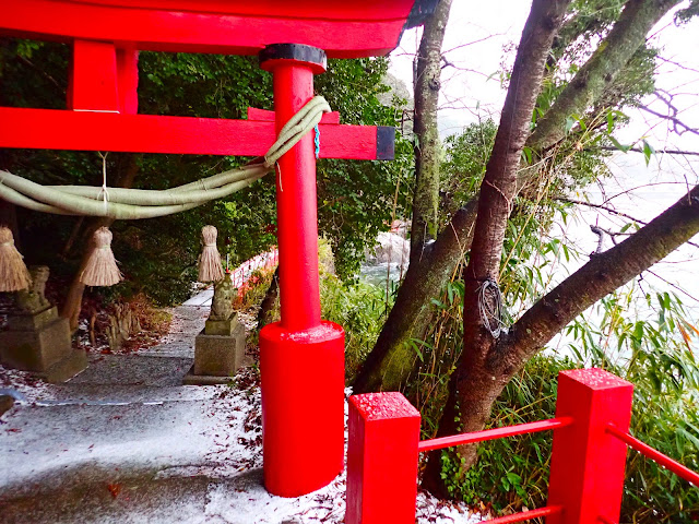 大自然的力量是偉大的。神社周圍很快就被白雪覆蓋。