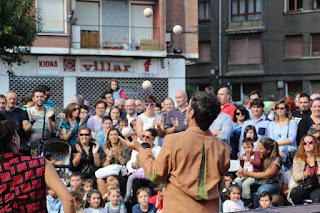 Espectáculo circense en la plaza de Santa Teresa con motivo de las fiestas de Beurko-Bagatza