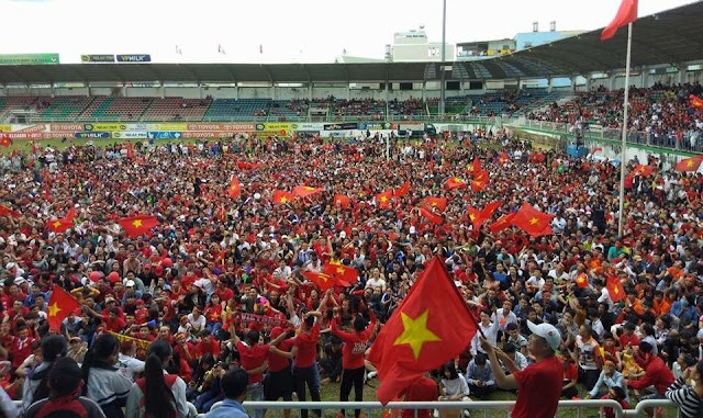 Màu áo Tổ quốc “thiêu đốt” Sân vận động Pleiku