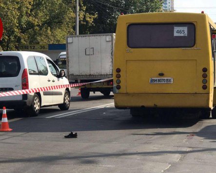 У Києві маршрутка збила групу пішоходів: є загибла