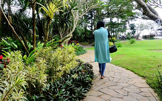 Menyusuri jalan setapak menuju La Kana Chapel