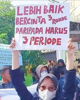 Tulisan Saat Para Mahasiswa Demo, Bikin Gagal Pokus