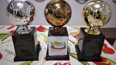 Auto Escola Vitória, parceiro do Portal Bola na Rede, patrocina três lindos Troféus para premiar melhor jogador da partida no campeonato de Una 