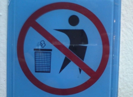 Cấm đổ rác vào thùng