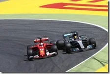 Sebastian Vettel chiude la strada Lewis Hamilton nel gran premio di Spagna 2017