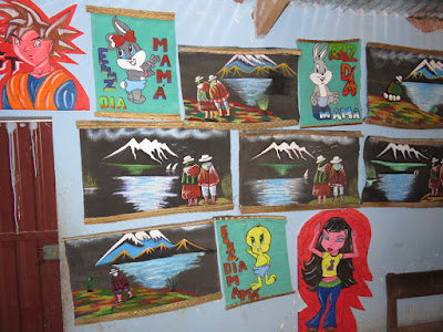 Die Grundschule hat gestern eine Ausstellung zum Schuljahresende veranstaltet. Das Foto zeigt Gemälde der Sechstklässler.