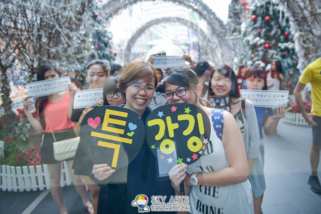 Early birds queuing up to enter the mall to meet Super Junior members LeeTeuk and KangIn