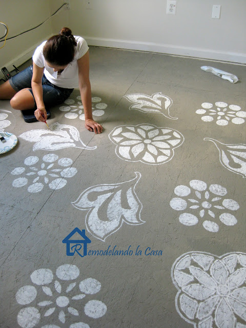How to make a subfloor look stylish - painted subfloor - contact paper designs stencils