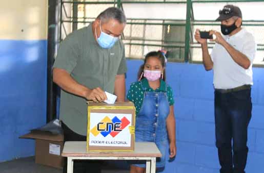 GOBERNADOR ADOLFO PEREIRA EJERCIÓ SU DERECHO AL VOTO EN LAS PRIMARIAS ABIERTAS DEL PSUV