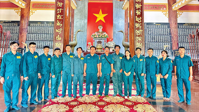 Đoàn viên, dân quân Phường 21 dâng hương và chụp ảnh  lưu niệm tại Khu di tích lịch sử Minh Đạm. (Ảnh: T. Đức)