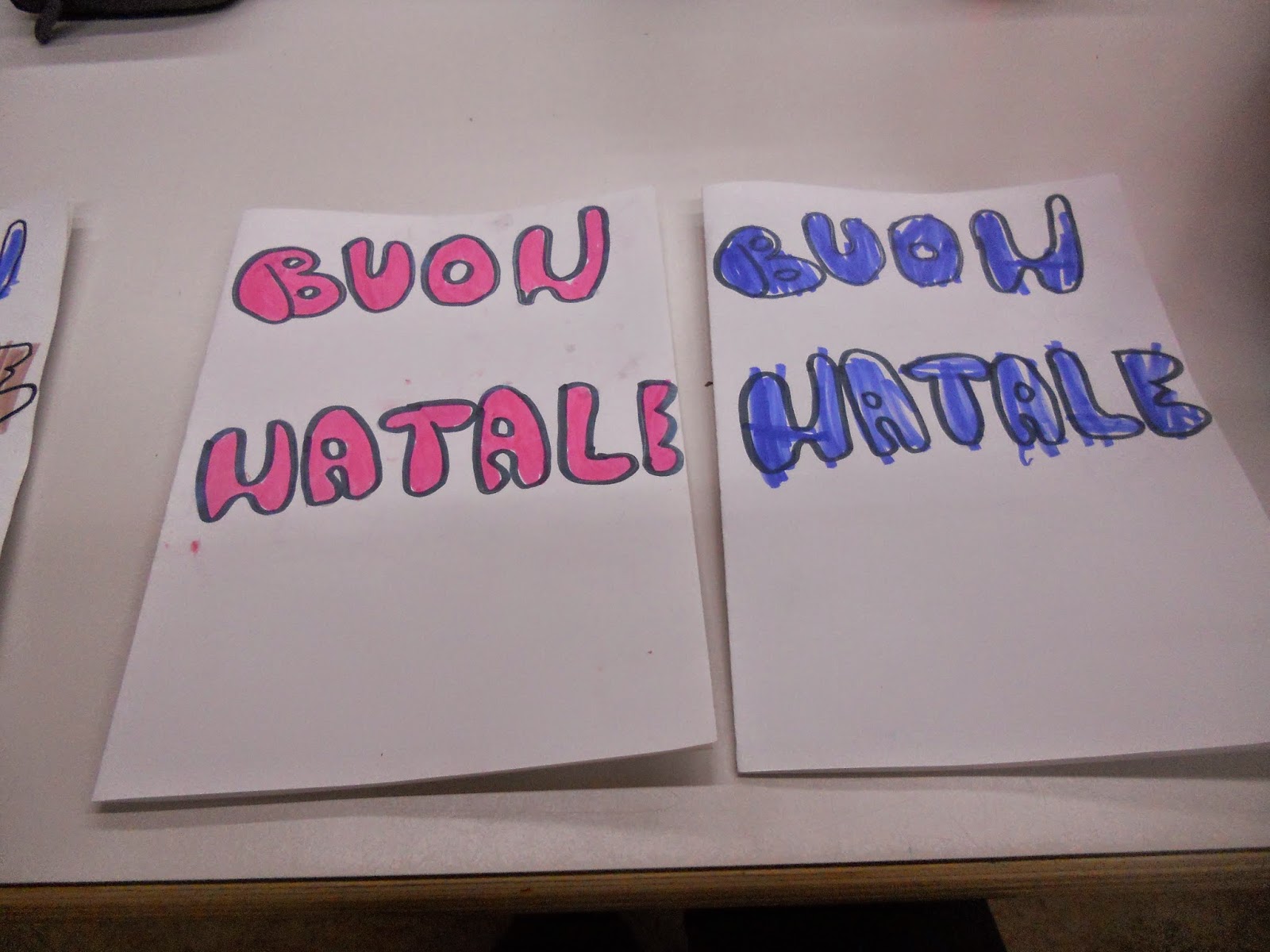 Per prima cosa abbiamo preso un foglio A4 bianco e lo abbiamo piegato a met  in modo da ottenere un biglietto io ho scritto "BUON NATALE" e i bambini hanno