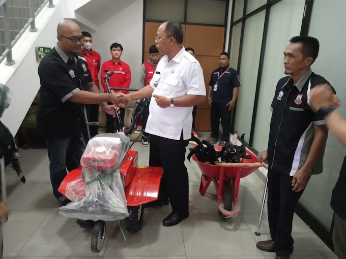 Pemkot Cimahi Berikan Bantuan Traktor dan Roda Bak Sampah pada Kaum Disabilitas.