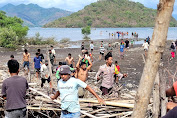 Personel Polsek Soromandi, Bantu Evakuasi Tiga Korban Tenggelam di Desa Bajo