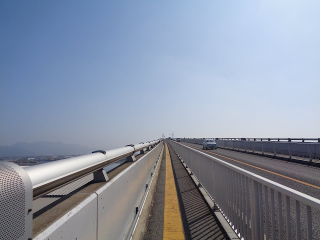 江島大橋（ベタ踏み坂）に上ります