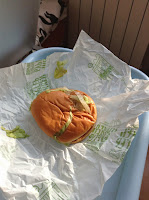 чикенбургер без упаковки на подносе