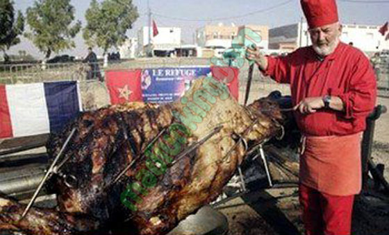 Inilah Menu Terbesar Sedunia, Unta Bakar Utuh Isi Kambing