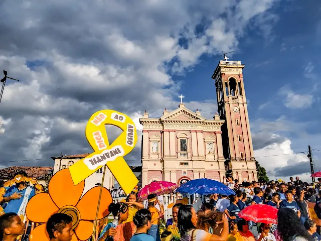 Praça da Basílica de São Sebastião em Carutapera, tomada de alunos com cartazes da campanha 18 de maio