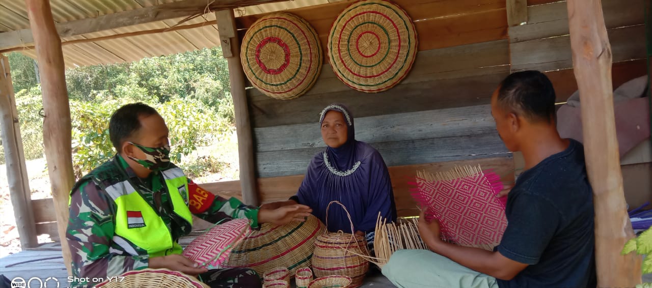 Didampingi Kepala Dusun II, Babinsa Kurnia Irwan Lakukan Komsos Dengan Warga Pengrajin Anyaman Keranjang