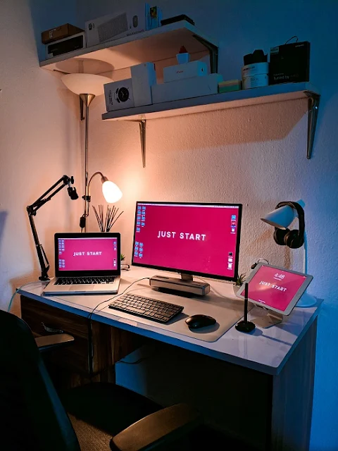 Setup meja kerja komputer