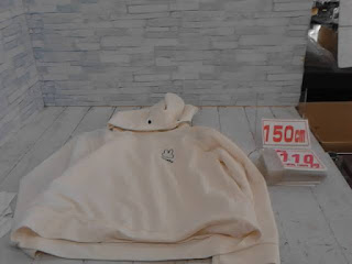 中古品　子供服　１５０ｃｍ　オフホワイト　フード付きプルオーバー　１１０円
