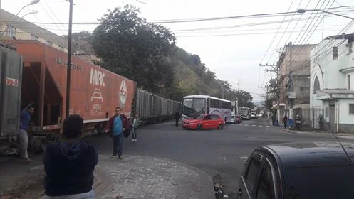 Composição parou o trânsito em um dos cruzamentos no bairro Vila Nova (Foto: Felipe Moura/Facebook)