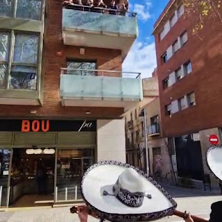 Serenata desde la calle al balcón en Barcelona con Mariachis