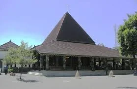 Tampang luar Gereja Hati Kudus Yesus Ganjuran, bangunan bergaya Jawa. Hanya Salib di atap yang menjunjukkannya sebagai Gereja
