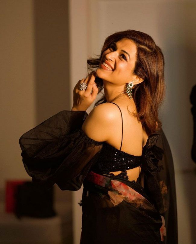 Looks: Shraddha Das Dreamy Looks In Black Saree backless saree caught everyones attention, see