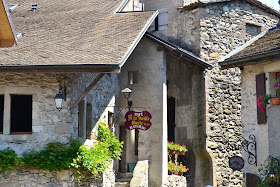 pueblo medieval yvoire francia a golpe de objetivo