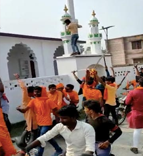 Bihar: Hindu organization hoists saffron flag on mosque, video goes viral on social media In the video, people of the organization are seen on many motorcycles. Along with this, some workers are seen climbing the gate of the mosque and raising the saffron flag. Not only this, youths are also seen waving weapons in the video.  Patna:A video of a Hindu organization waving a saffron flag at a mosque on the occasion of Ram Navami in Bihar is becoming increasingly viral on social media. After which, taking cognizance of the video, the local police administration is monitoring every situation. Actually, the matter is of Dak Bangla Masjid located in Mohammadpur village of Paru police station area of ​​Muzaffarpur, Bihar.   According to the information, on the occasion of Ram Navami, the people of Hinduist organization, who were taking out a procession, waved the saffron flag on the mosque and made a video and shared it on social media. In this video, people of the organization are seen on many motorcycles. Along with this, some workers are seen climbing the gate of the mosque and raising the saffron flag. Not only this, youths are also seen waving weapons in the video.  Stone pelting and ruckus in four states Let us tell you that there were reports of communal conflict in four states across the country on Ram Navami. During the procession on the occasion of Ram Navami on Sunday, stone-pelting, arson, assault and large-scale violence broke out in Gujarat, Madhya Pradesh, Jharkhand and West Bengal. In which a large number of people have been injured. In view of the situation, the police administration has also imposed curfew in many places.