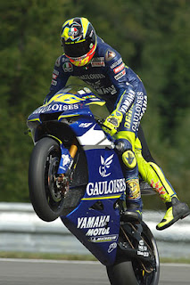 Aksi Wheelie Dari Valentino Rossi