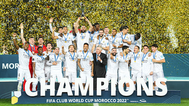 REAL MADRID C. F. Temporada 2022-23. Entrenador y jugadores del Real Madrid celebran la consecución, por octava vez, del máximo entorchado de la competición Mundial de Clubes. REAL MADRID C. F. 5 AL-HILAL SAUDÍ F. C. 3 Sábado 11/02/2023, 20:00 horas. XIX Copa Mundial de Clubes 2022 de la FIFA, final. Rabat, Marruecos, estadio Príncipe Moulay Abdellah: 44.439 espectadores. GOLES: ⚽1-0: 13’, Vinícius Júnior. ⚽2-0: 18’, Fede Valverde. ⚽2-1: 26’, Moussa Marega. ⚽3-1: 54’, Karim Benzema. ⚽4-1: 58’, Fede Valverde. ⚽4-2: 63’, Luciano Vietto. ⚽5-2: 69’, Vinícius Júnior. ⚽5-3: 79’, Luciano Vietto.