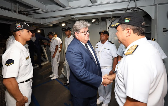 Governador João Azevêdo visita navio Atlântico e destaca investimentos no Porto de Cabedelo