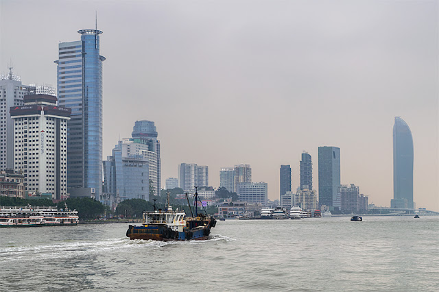 Gratte-ciel dominant le front de mer à Xiamen