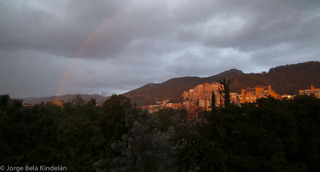 Arco Iris sobre los Cerros Orientales de Bogotá. Foto: Jorge Bela