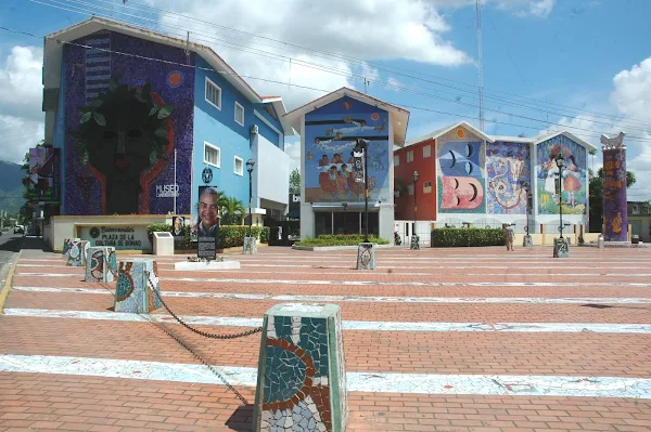 Plaza de la Cultura en Bonao y el Museo de Arte Cándido Bidó