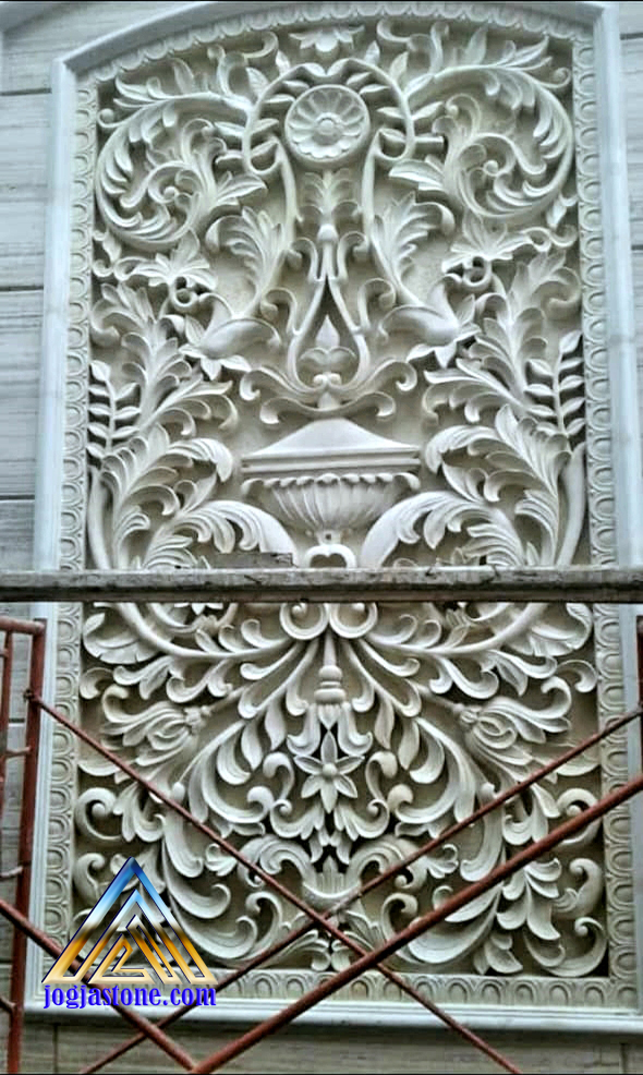 Loster ventilasi  udara dan relief tempel dinding  motif  