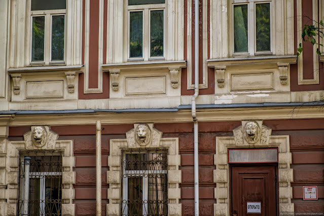 Барельефы львов над окнами старого здания