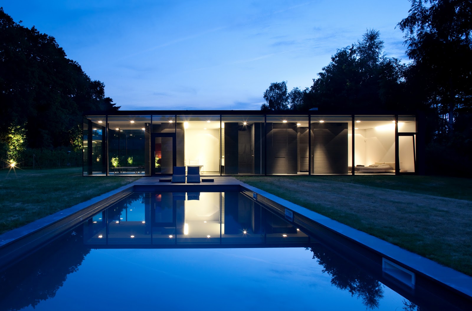 Ultra Modern Glass  House  Architecture modern design by moderndesign org