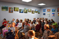 Zdjęcie przedstawia zgromadzoną podczas pokazu iluzjonistycznego publiczność.