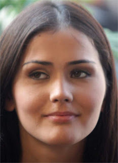 Woman with Pentagon face shape. Senk Lotta, Uzbekistani-Indonesian model.