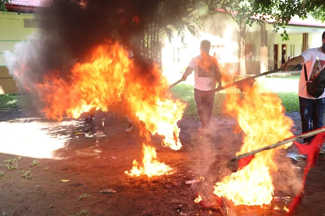 CPP-NPA-NDF members withdraw support to the Communist movement by burning the rebel groups flag