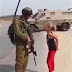 شاهد ماذا فعلت الطفلة الفلسطينية بالجندي الاسرائيلي