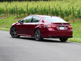 Rear 3/4 view of 2018 Toyota Camry Hybrid SE