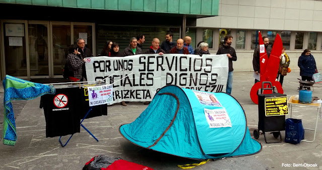 protesta de Berri-Otxoak contra el recorte de ayudas sociales